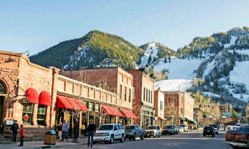 Minh họa các hoạt động phiêu lưu phổ hiểm ở dãy Rocky Mountains như đi bộ đường dài, leo núi, và ngắm cảnh từ trên cao